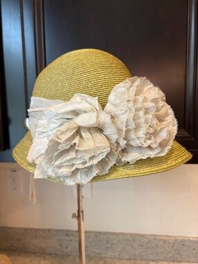 Grevi Chartreuse Woven Straw Cloche with Ivory Tag